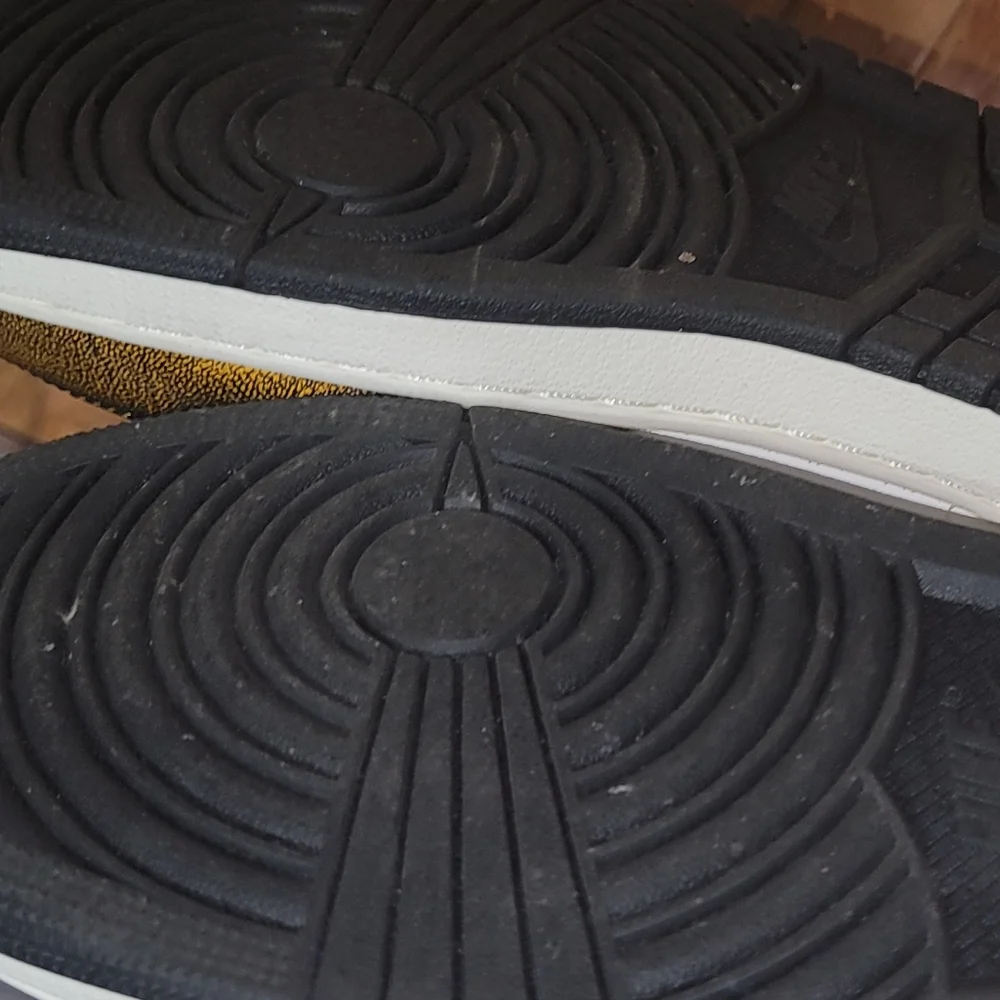 Authentic Jordan 1's Unisex Size: 12 W or 10.5 M - Picture 6 of 6
